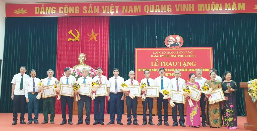 Phường Phú Lương trao tặng huy hiệu Đảng tới 27 đảng viên dịp 2/9