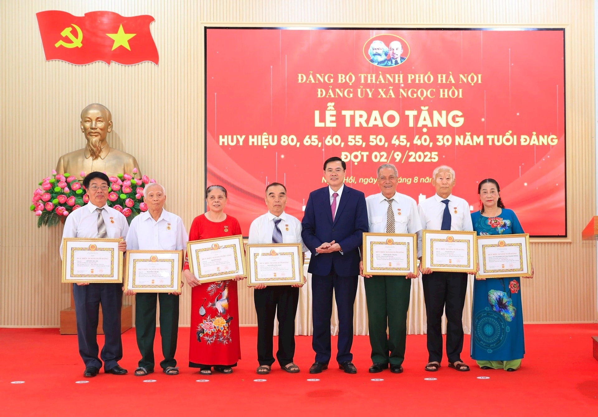 Bí thư Đảng uỷ xã Ngọc Hồi Nguyễn Xuân Phong trao Huy hiệu Đảng tặng các đảng viên lão thành. Ảnh: Quang Thái.
