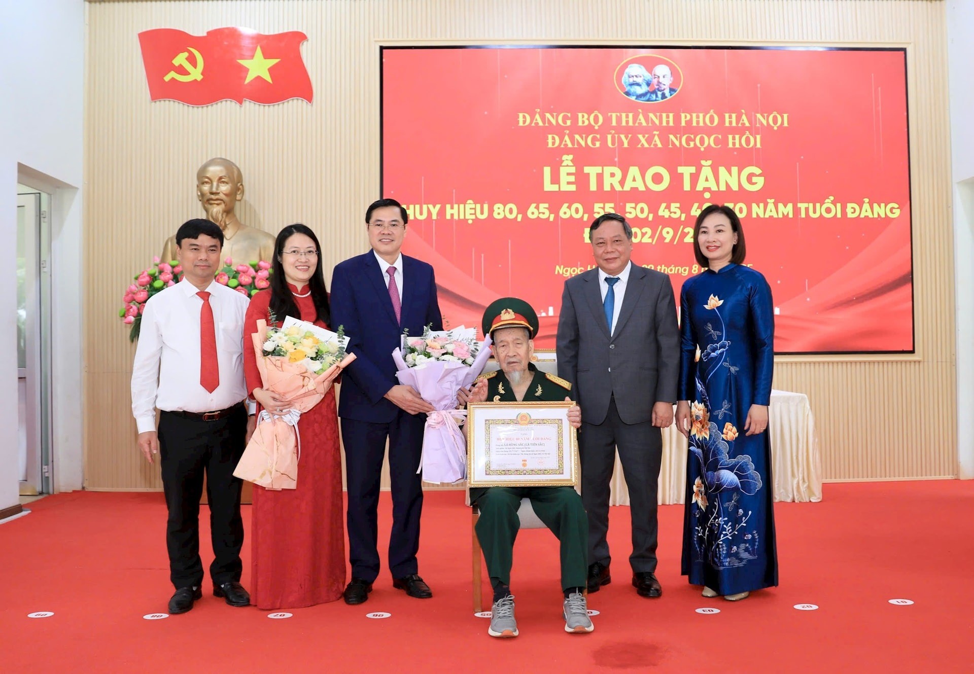 Phó Bí thư Thường trực Thành ủy Hà Nội Nguyễn Văn Phong và lãnh đạo xã Ngọc Hồi chúc mừng đồng chí Lã Hồng Sắc (Lã Tiến Sắc). Ảnh: Quang Thái.