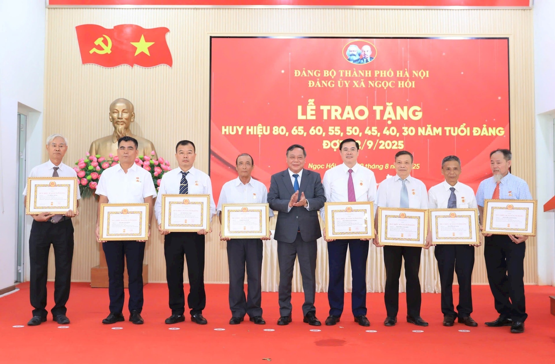 Phó Bí thư Thường trực Thành ủy Hà Nội Nguyễn Văn Phong trao Huy hiệu Đảng tặng các đảng viên lão thành của xã Ngọc Hồi. Ảnh: Quang Thái.