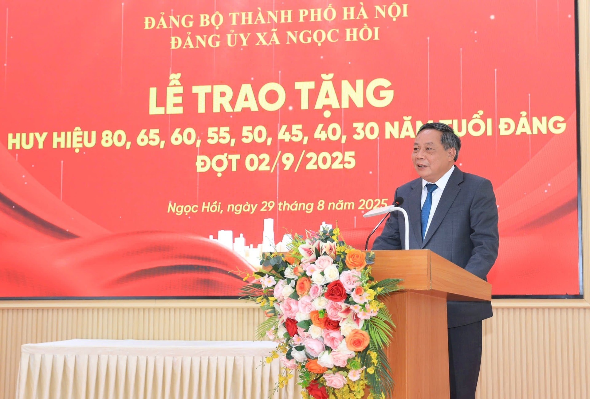 Phó Bí thư Thường trực Thành ủy Hà Nội Nguyễn Văn Phong phát biểu tại buổi lễ. Ảnh: Quang Thái.