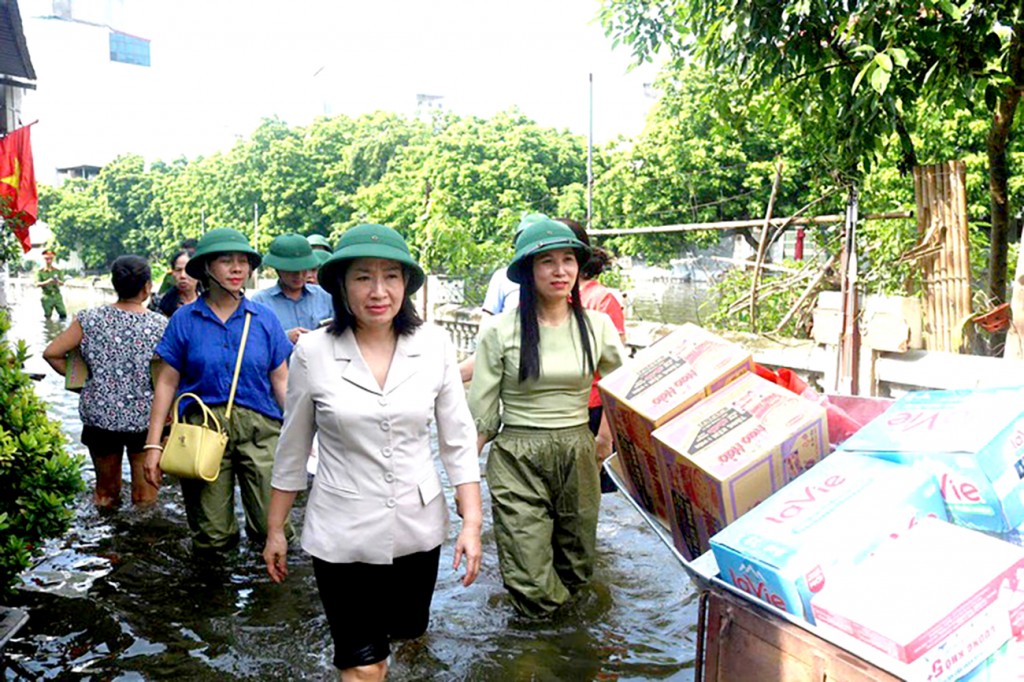 Bí thư Đảng ủy, Chủ tịch HĐND phường Tây Mỗ Hoàng Thị Thúy Hằng dẫn đầu đoàn công tác, lội nước đi thăm hỏi, động viên các hộ dân bị ngập úng Bí thư Đảng ủy, Chủ tịch HĐND phường Tây Mỗ Hoàng Thị Thúy Hằng dẫn đầu đoàn công tác, lội nước đi thăm hỏi, động viên các hộ dân bị ngập úng
