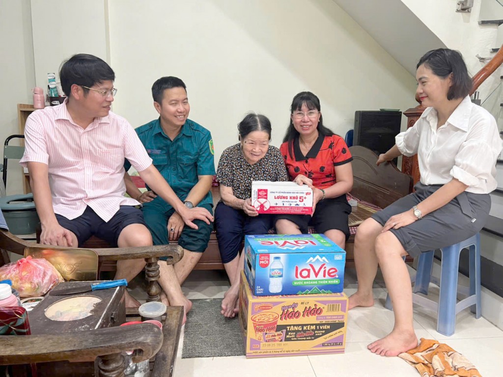Phó Bí thư Thường trực Đảng ủy Đỗ Thị Thúy Hà thăm hỏi, động viên các gia đình thương binh, liệt sĩ, gia đình có hoàn cảnh khó khăn bị ảnh hưởng mưa bão Phó Bí thư Thường trực Đảng ủy Đỗ Thị Thúy Hà thăm hỏi, động viên các gia đình thương binh, liệt sĩ, gia đình có hoàn cảnh khó khăn bị ảnh hưởng mưa bão