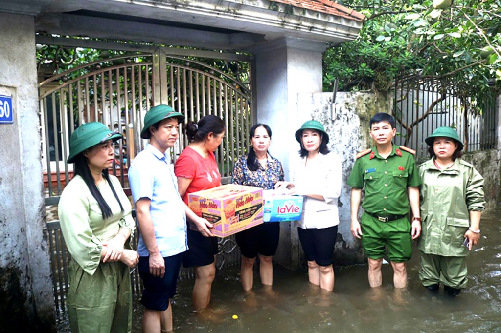 Lãnh đạo phường Tây Mỗ lội nước, thăm hỏi người dân bị ngập úng