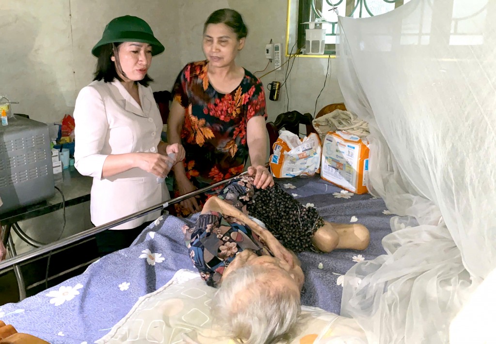 Lãnh đạo phường Tây Mỗ lội nước, thăm hỏi người dân bị ngập úng