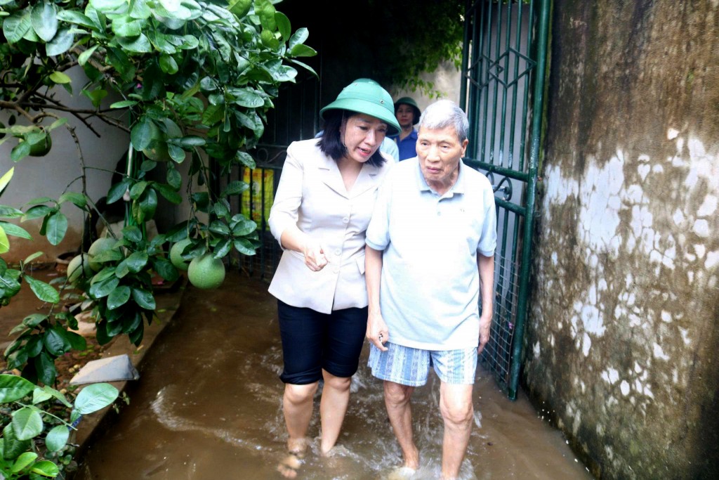 Lãnh đạo phường Tây Mỗ lội nước, thăm hỏi người dân bị ngập úng