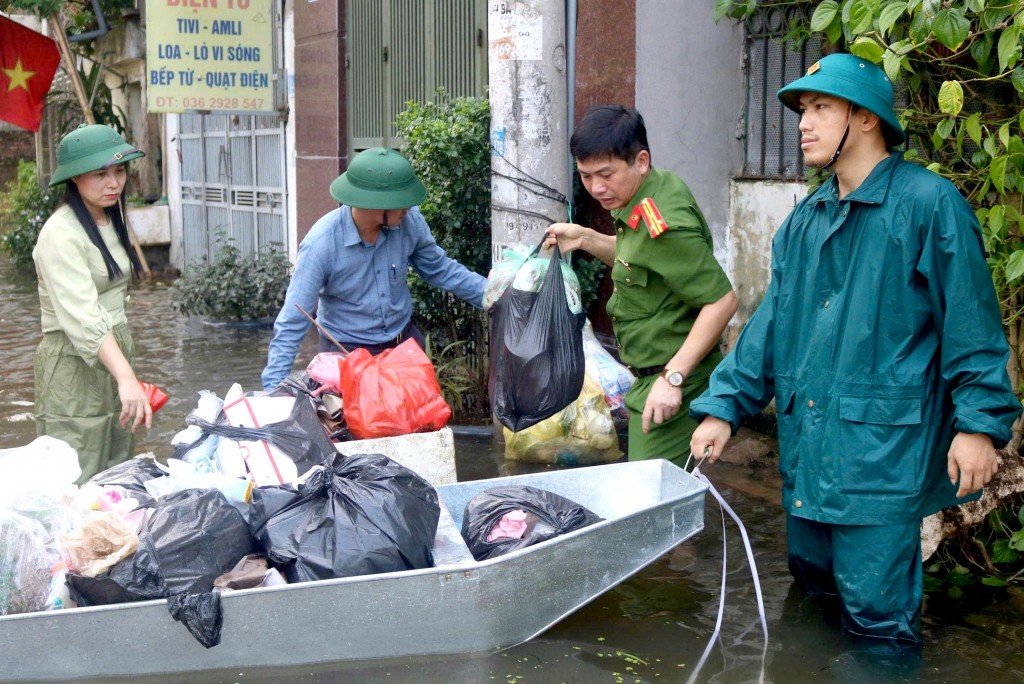 Lãnh đạo phường Tây Mỗ lội nước, thăm hỏi người dân bị ngập úng