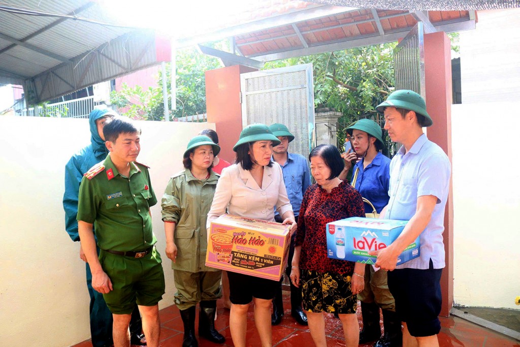 Lãnh đạo phường Tây Mỗ lội nước, thăm hỏi người dân bị ngập úng