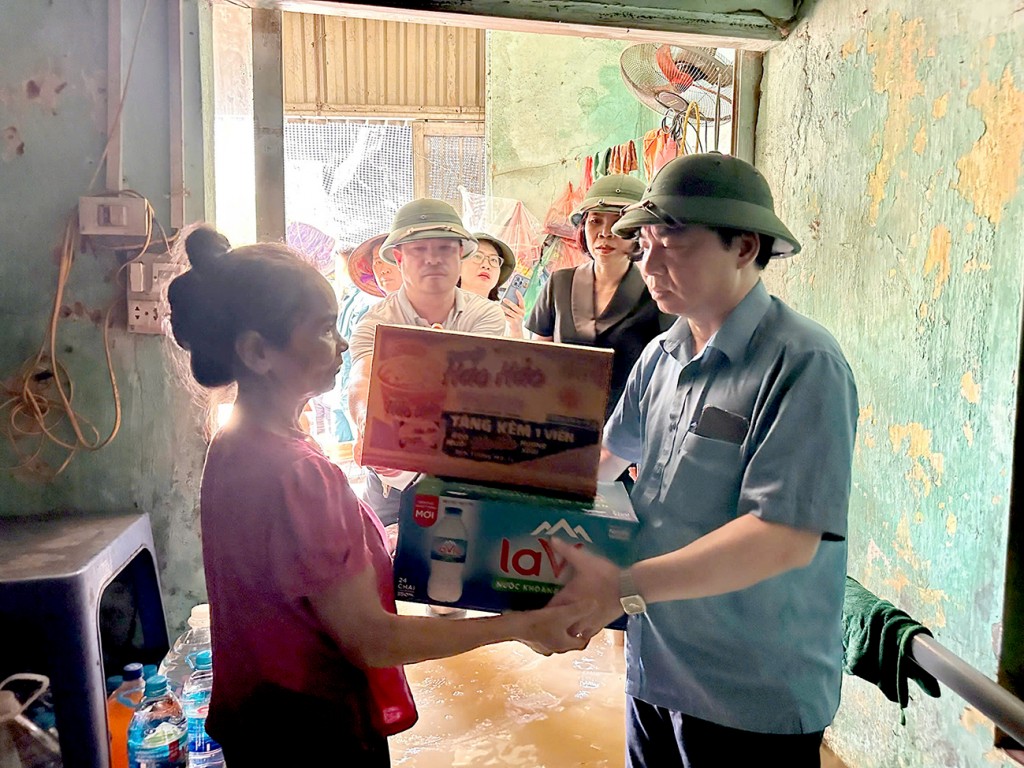 Chủ tịch UBND phường Tây Mỗ Trần Thanh Hải dẫn đầu một tổ công tác xuống địa bàn thăm hỏi, động viên Nhân dân bị ảnh hưởng do bão Chủ tịch UBND phường Tây Mỗ Trần Thanh Hải dẫn đầu một tổ công tác xuống địa bàn thăm hỏi, động viên Nhân dân bị ảnh hưởng do bão