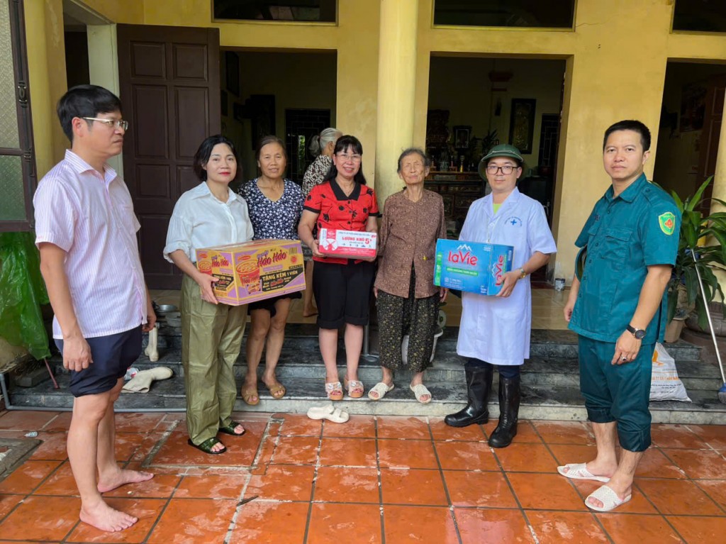 Lãnh đạo phường Tây Mỗ lội nước, thăm hỏi người dân bị ngập úng