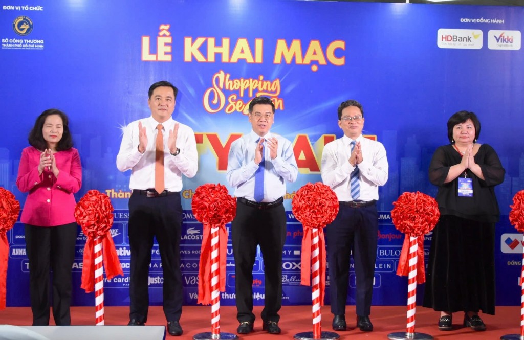 Các đại biểu thực hiện nghi thức khai mạc