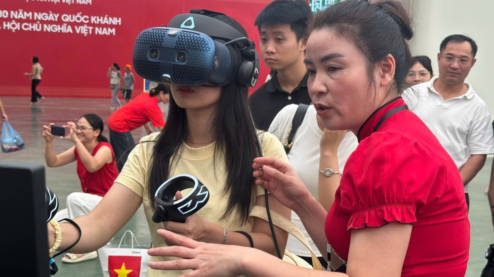 Du khách thích thú trải nghiệm game tương tác tại triển lãm thành tựu đất nước 80 năm
