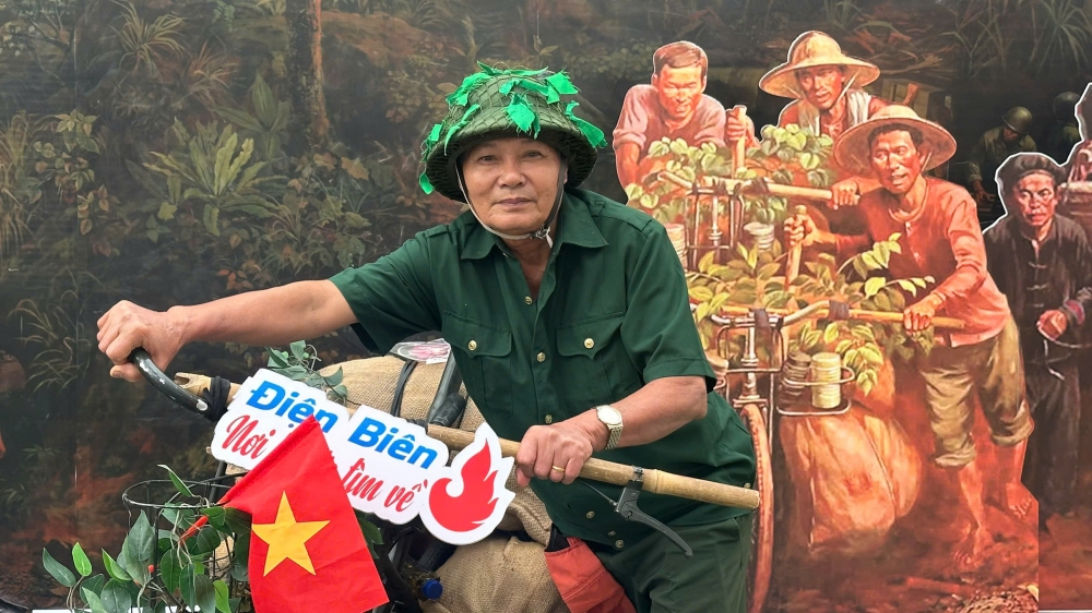 Du khách thích thú trải nghiệm game tương tác tại triển lãm thành tựu đất nước 80 năm