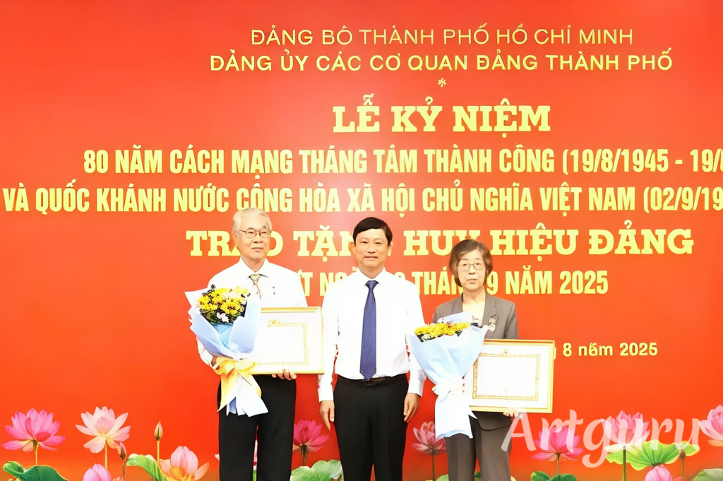 Chủ tịch HĐND TP HCM Võ Văn Minh trao Huy hiệu 60 năm tuổi Đảng cho các đảng viên