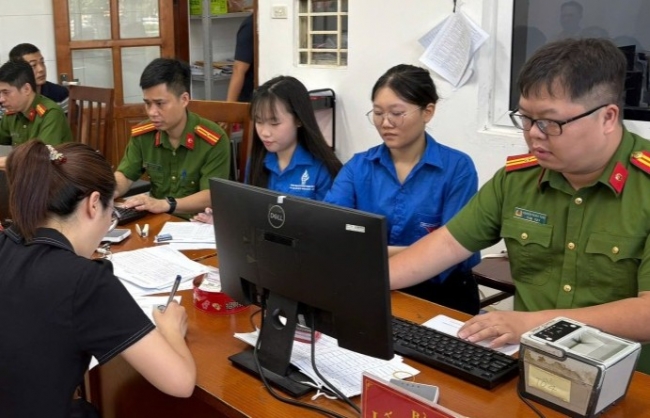 Từ đổi thẻ đảng viên đến “Mặt trận số” đều in dấu thanh niên