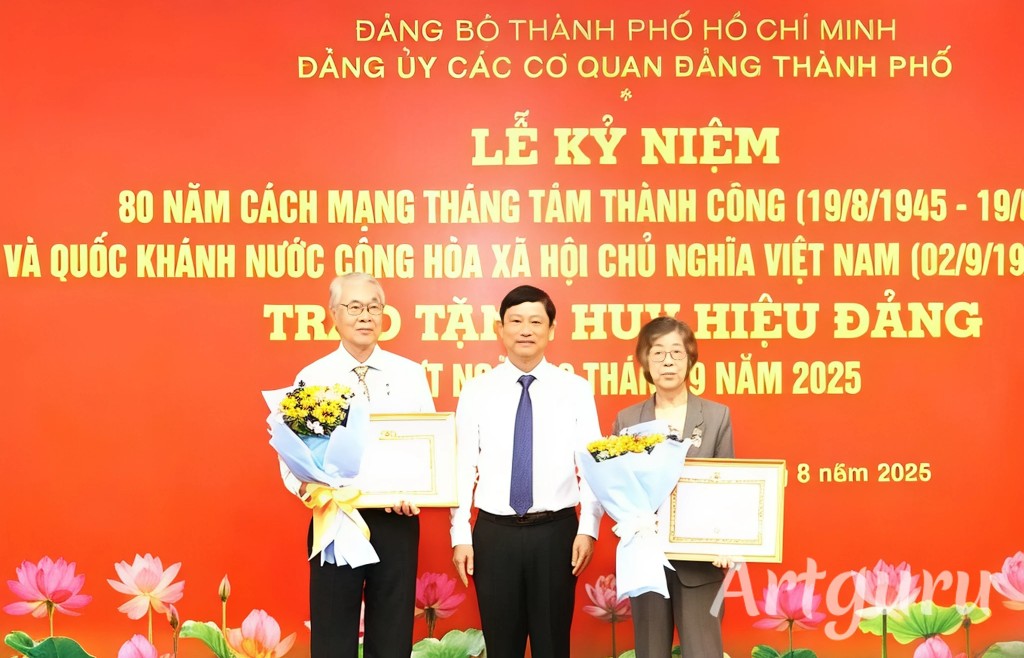 TP Hồ Chí Minh trao Huy hiệu Đảng cho nhiều đảng viên