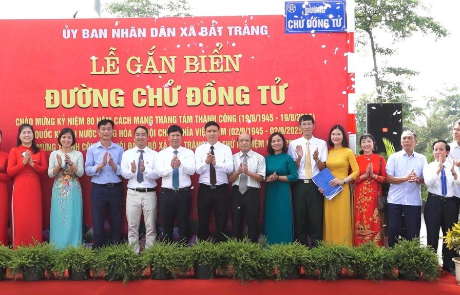 Xã Bát Tràng gắn biển các tuyến đường: Chử Đồng Tử, Lê Xá, Ngọc Động