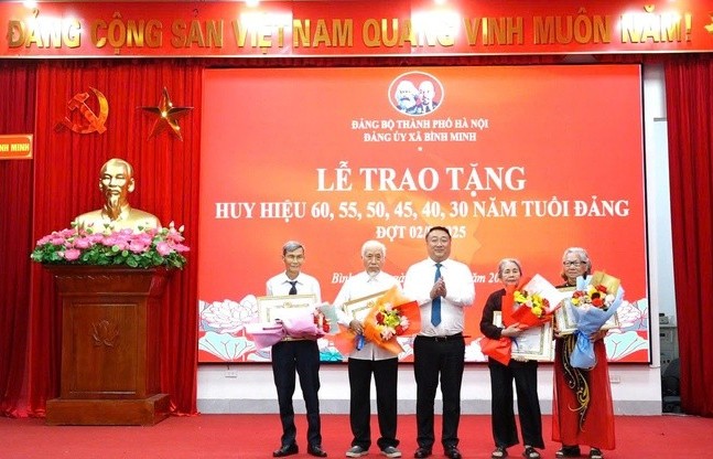 42 đảng viên được trao Huy hiệu Đảng dịp Quốc khánh 2/9