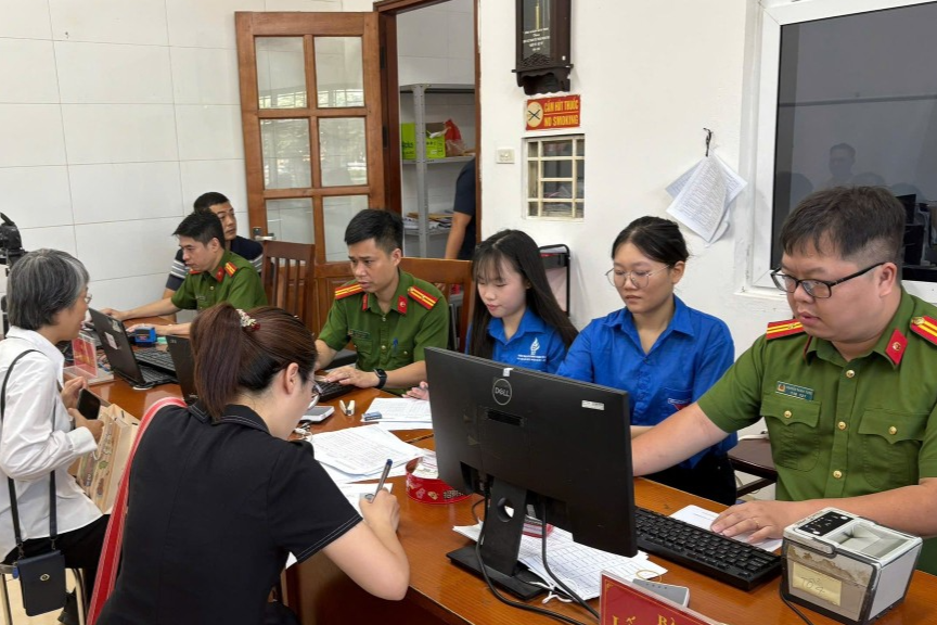 Thanh niên tình nguyện phường Hai Bà Trưng (Hà Nội) hỗ trợ đổi thẻ đảng viên 