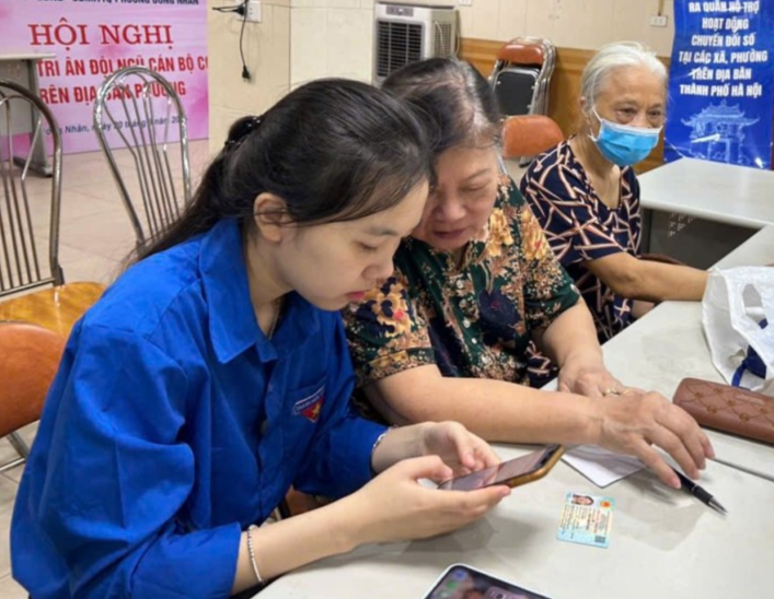 Thanh niên tình nguyện hỗ trợ người dân chuyển đổi số 