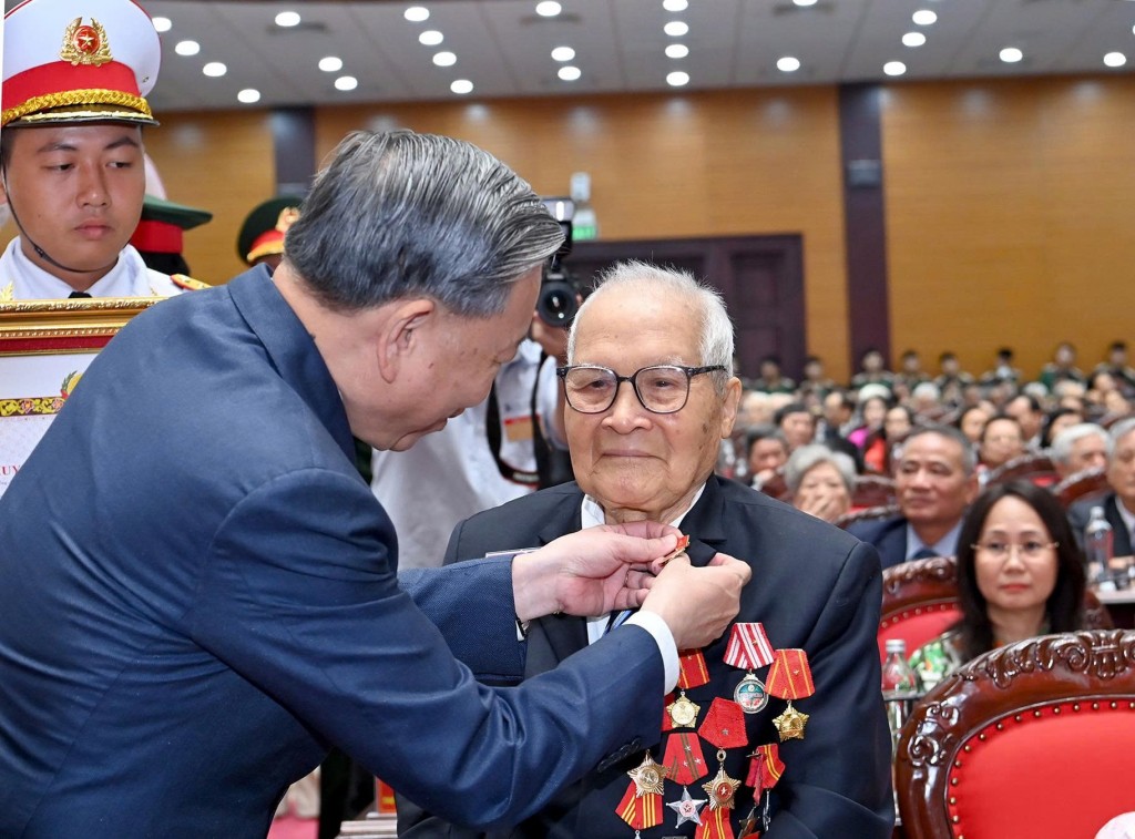 Tổng Bí thư Tô Lâm với đồng chí lão thành cách mạng Tổng Bí thư Tô Lâm với đồng chí lão thành cách mạng