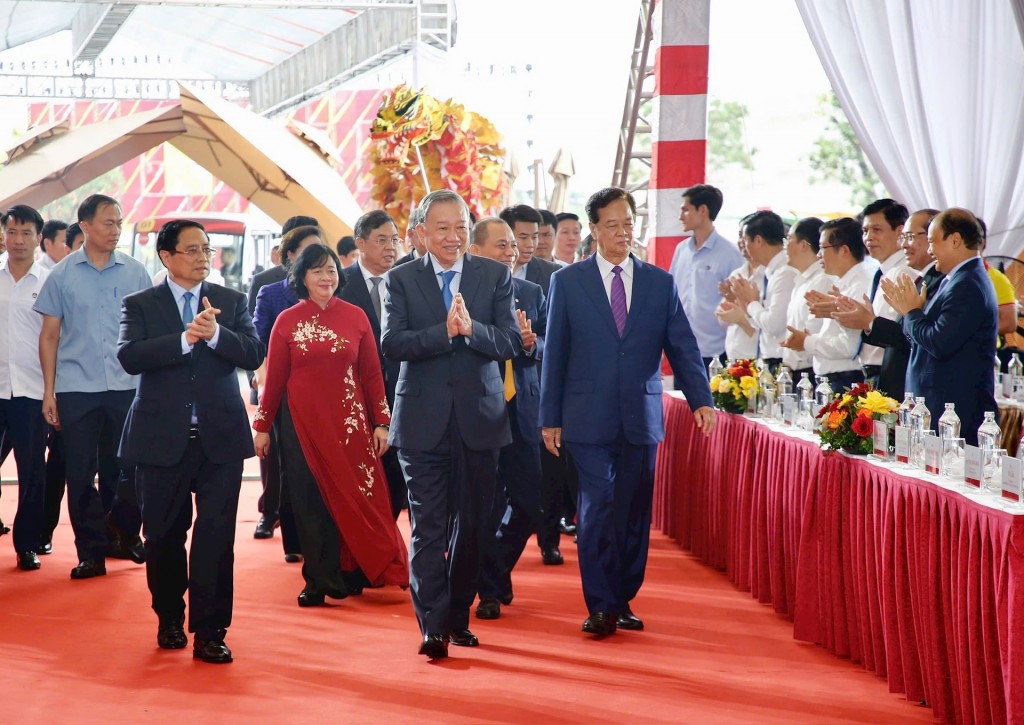 Tổng Bí thư Tô Lâm cùng các đồng chí lãnh đạo Trung ương và Hà Nội tại Trung tâm Hội chợ triển lãm quốc gia Tổng Bí thư Tô Lâm cùng các đồng chí lãnh đạo Trung ương và Hà Nội tại Trung tâm Hội chợ triển lãm quốc gia