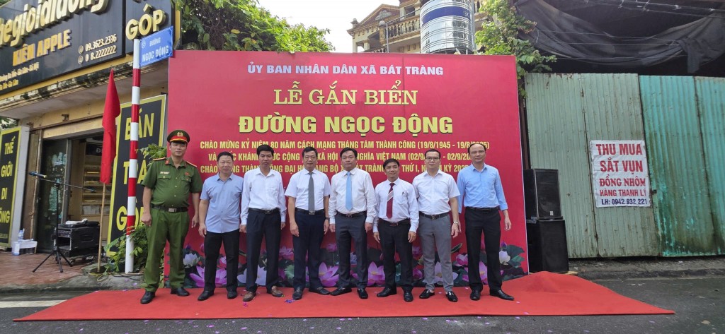 Xã Bát Tràng gắn biển các tuyến đường: Chử Đồng Tử, Lê Xá, Ngọc Động