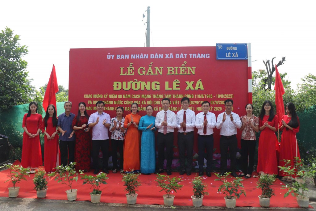 Xã Bát Tràng gắn biển các tuyến đường: Chử Đồng Tử, Lê Xá, Ngọc Động