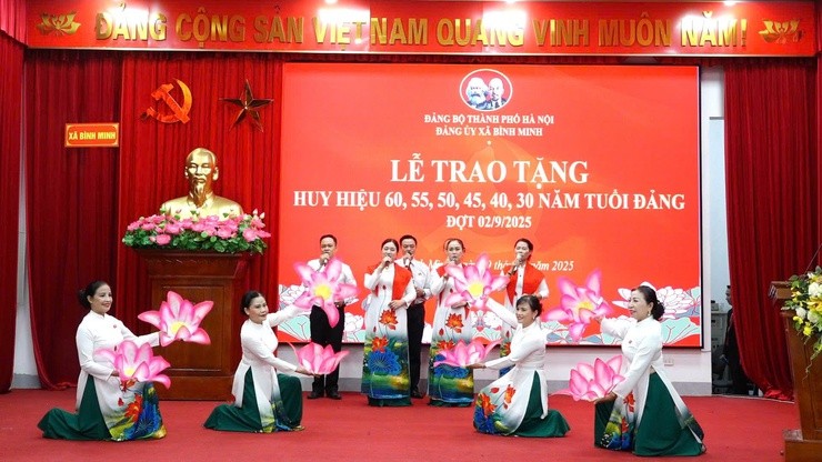 Tiết mục văn nghệ đặc sắc chào mừng buổi lễ, thể hiện niềm tự hào của cán bộ, đảng viên và Nhân dân xã Bình Minh.