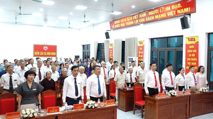 Đại biểu và đảng viên tham dự Lễ trao tặng Huy hiệu Đảng trang nghiêm trong nghi thức chào cờ.