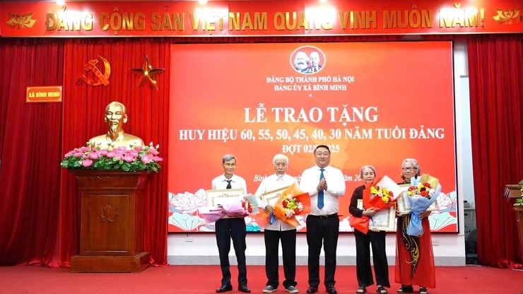 Trao Huy hiệu 60 năm tuổi Đảng cho các đồng chí đảng viên lão thành – khoảnh khắc trang trọng, xúc động và đầy ý nghĩa