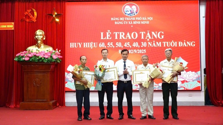 Trao Huy hiệu 60 năm tuổi Đảng cho các đồng chí đảng viên lão thành – khoảnh khắc trang trọng, xúc động và đầy ý nghĩa