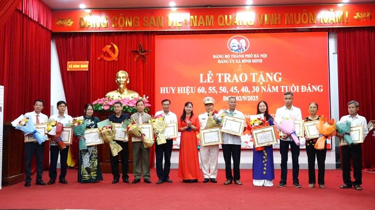 Những đảng viên lão thành vinh dự đón nhận Huy hiệu Đảng – minh chứng cho cả một đời cống hiến cho Đảng và Nhân dân.