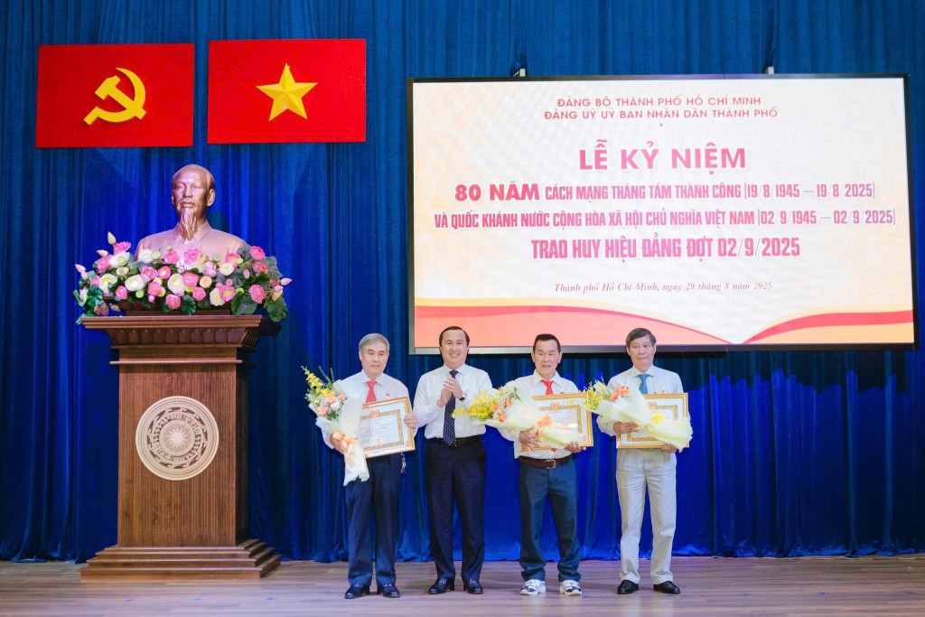 Phó Trưởng Ban Tuyên giáo và Dân vận Thành ủy TPHCM Lê Hoàng Hải chúc mừng các đảng viên nhận Huy hiệu Đảng đợt 2-9