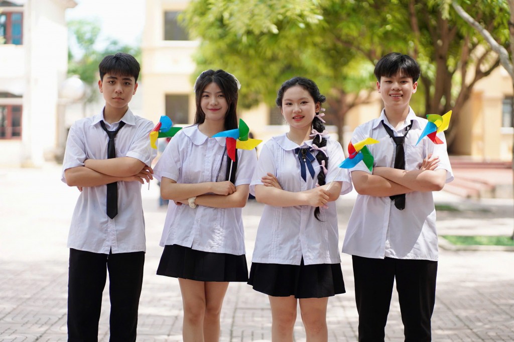 “Thế hệ Gen Z là phải học nhiều hơn để sau này đất nước không bị tụt hậu”, em Trần Duy Hoàng Hiếu (ngoài cùng, bên phải), học sinh Trường THPT chuyên Hà Tĩnh chia sẻ