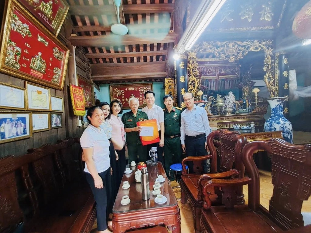 Thăm, tặng quà người có công với cách mạng nhân dịp Quốc khánh