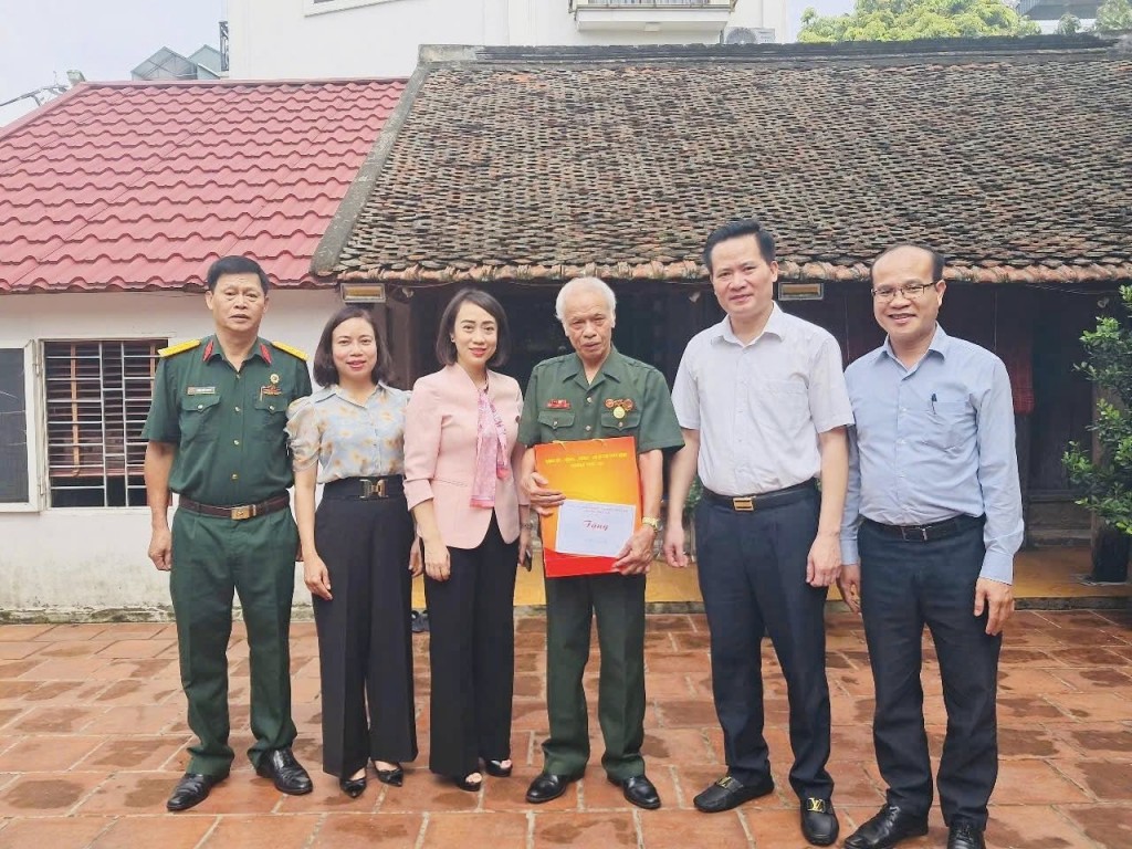 Thăm, tặng quà người có công với cách mạng nhân dịp Quốc khánh
