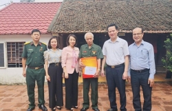 Thăm, tặng quà người có công với cách mạng nhân dịp Quốc khánh