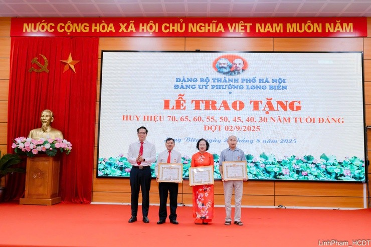 Đồng chí Hoàng Hải - Phó Bí thư Đảng ủy - Chủ tịch UBND phường trao hiệu Đảng cho đảng viên đợt 2/9