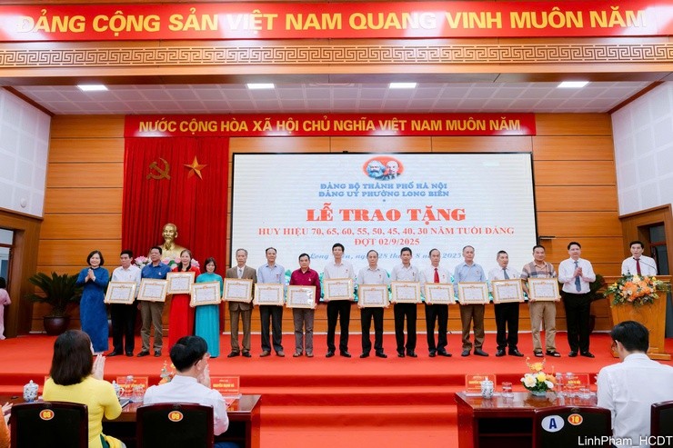 Đồng chí Phạm Thị Bích Hằng - UV BTV - Phó Chủ tịch UBND phường và đồng chí Vũ Phương Đông - UV BTV- Phó Chủ tịch UBND phường trao tặng huy hiệu Đảng đợt 2/9