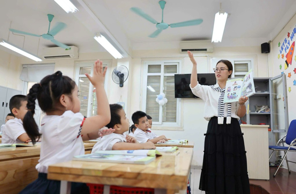 Cô và trò trường Tiểu học Thăng Long, Hà Nội