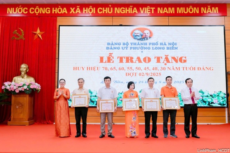 Đồng chí Vũ Thị Thanh - UV BTV - Chủ tịch UB MTTQ phường và đồng chí Nguyễn Ngọc Vĩnh - UVTV, Trưởng Ban Xây dựng Đảng trao tặng huy hiệu Đảng đợt 2/9