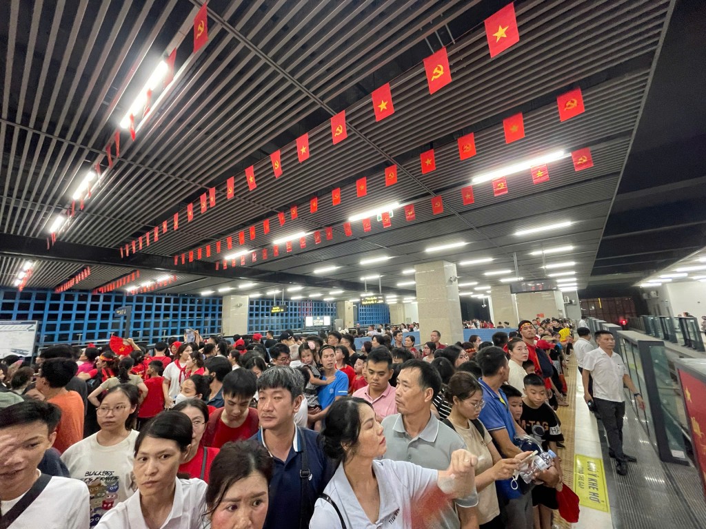 Đoàn tàu Metro tuyến 2A vận hành xuyên đêm phục vụ hành khách dịp Quốc khánh.
