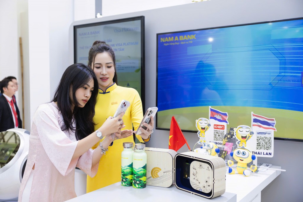 Khách tham quan gian hàng Nam A Bank tại triển lãm