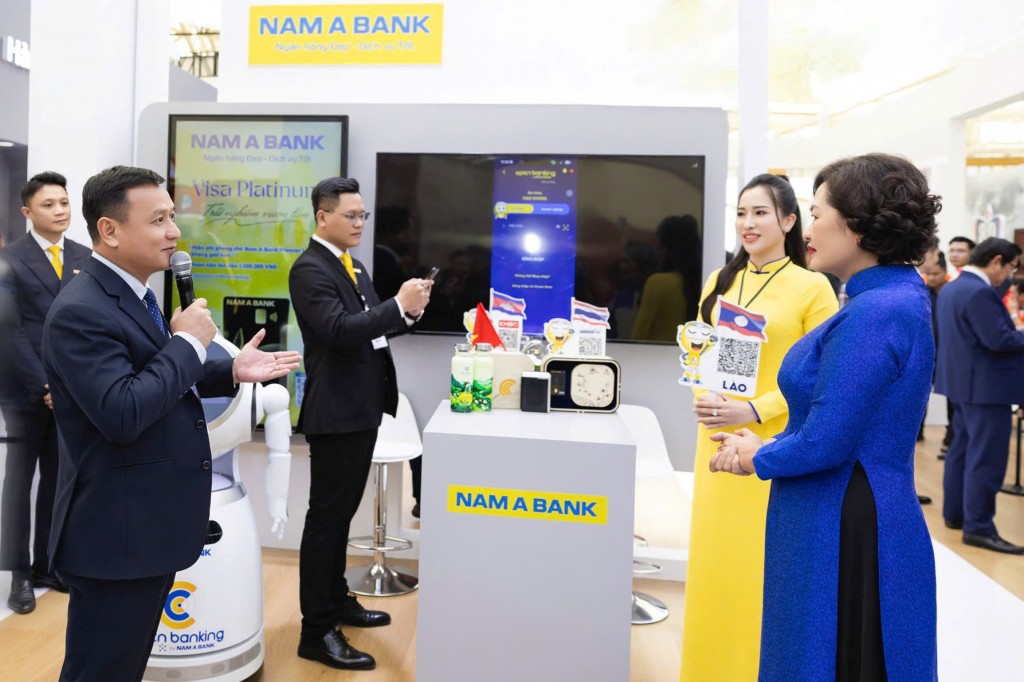 Bà Nguyễn Thị Hồng - Thống đốc NHNN (bìa phải) tham quan khu trải nghiệm Nam A Bank