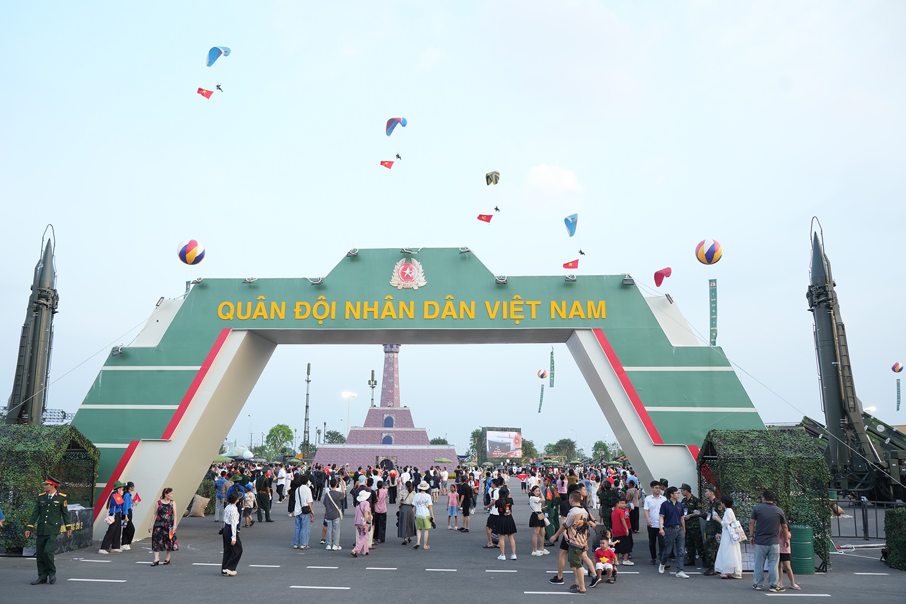 Khu vực triển lãm ngoài trời của Quân đội Nhân dân Việt Nam Khu vực triển lãm ngoài trời của Quân đội Nhân dân Việt Nam