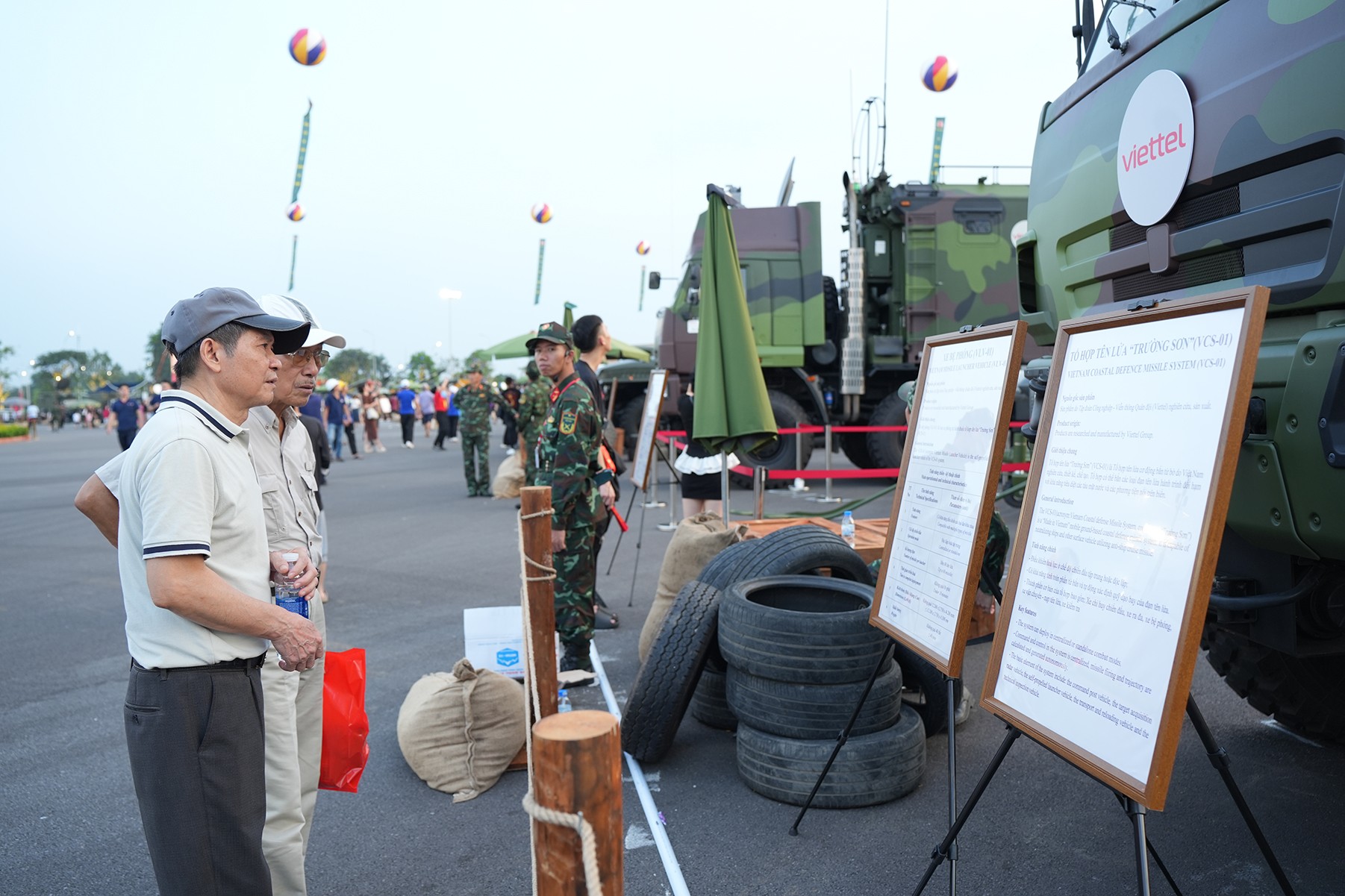 Các khí tài thu hút rất đông người dân tìm hiểu Các khí tài thu hút rất đông người dân tìm hiểu