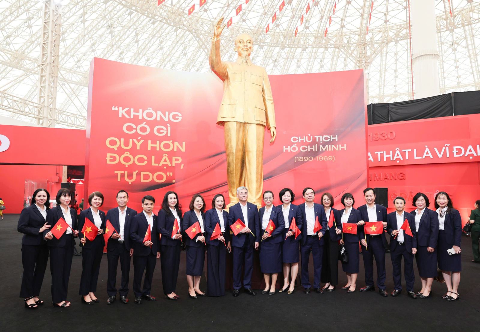 Ban lãnh đạo và cán bộ Co-opBank chụp ảnh lưu niệm tại Triển lãm “Thành tựu Đất nước nhân dịp kỷ niệm 80 năm ngày Quốc khánh (2/9/1945 - 2/9/2025)” ngày 29/8/2025