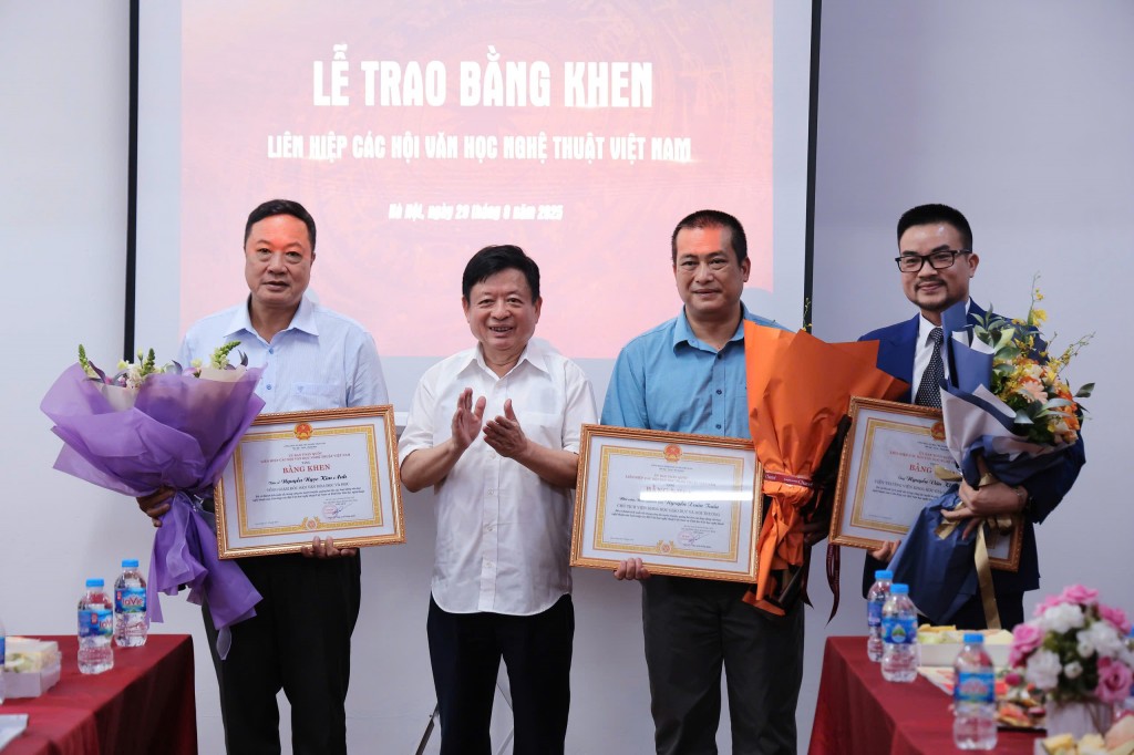 Nhạc sĩ Đỗ Hồng Quân - Chủ tịch Liên hiệp các Hội Văn học nghệ thuật Việt Nam trao bằng khen tới các cá nhân