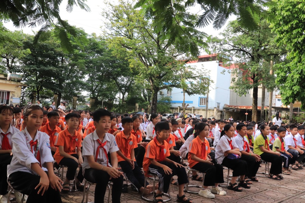 Đông đảo các em học sinh được tuyên truyền, phổ biến pháp luật